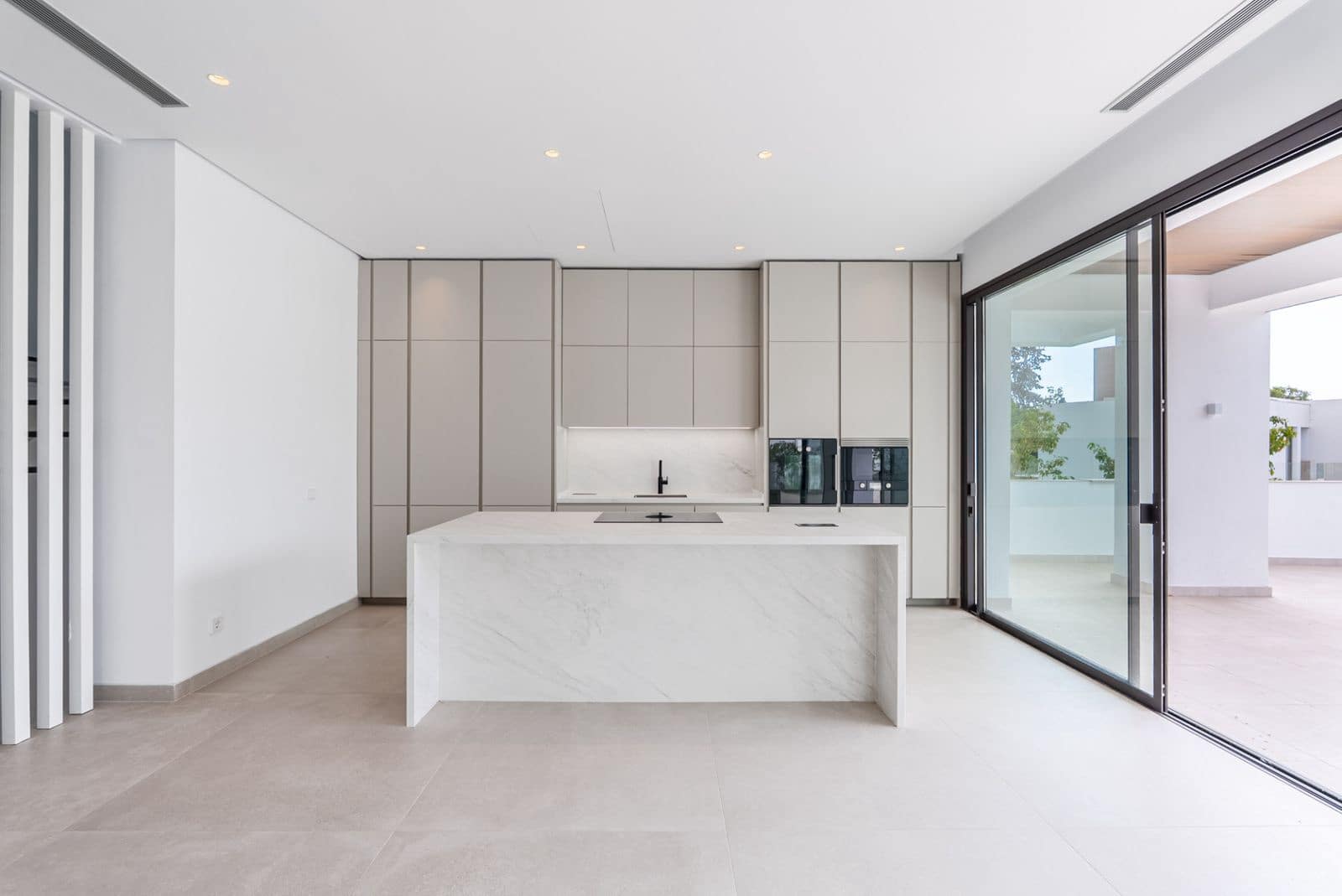 4 bedroom Villa for sale in Marbella - € 4,200,000 (Ref: 9456010)