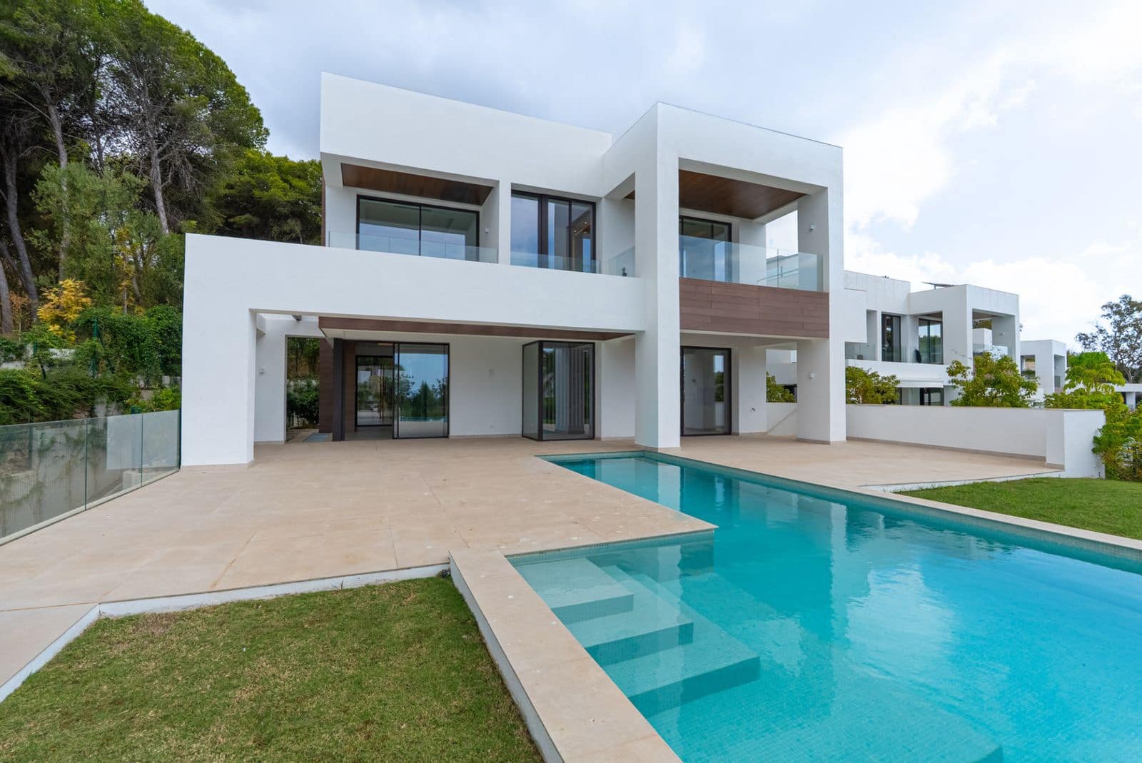 4 bedroom Villa for sale in Marbella - € 4,200,000 (Ref: 9456010)