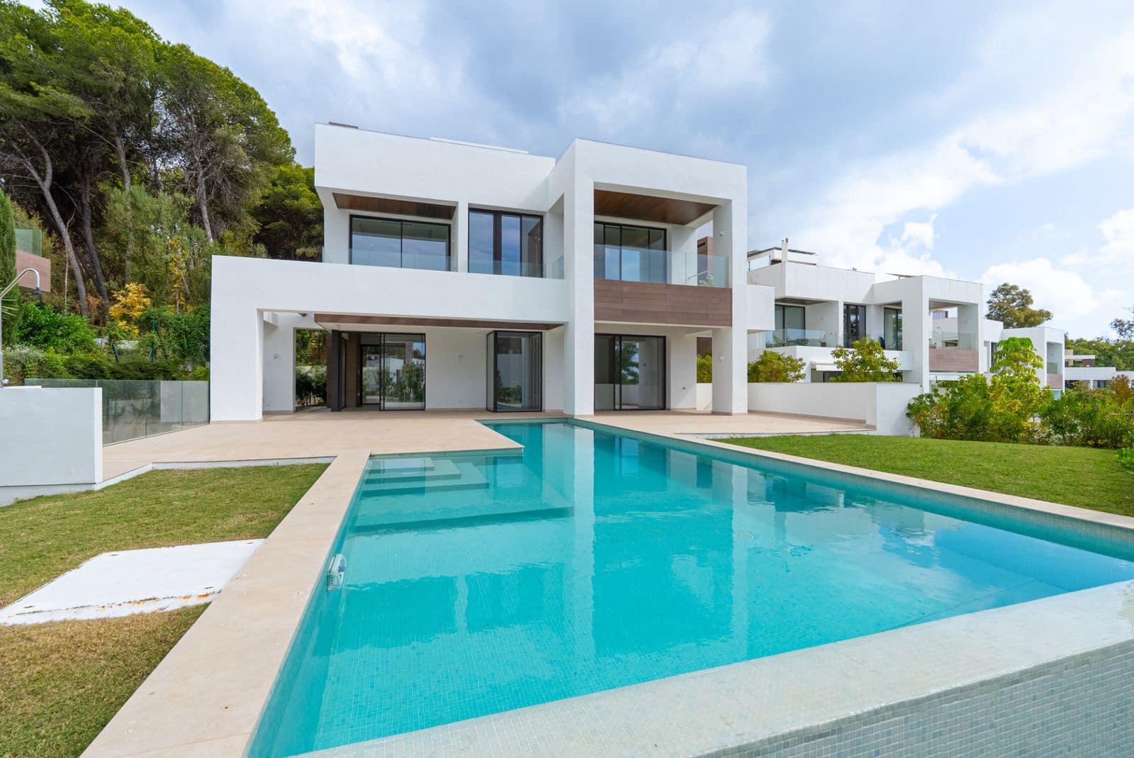 4 bedroom Villa for sale in Marbella - € 4,200,000 (Ref: 9456010)