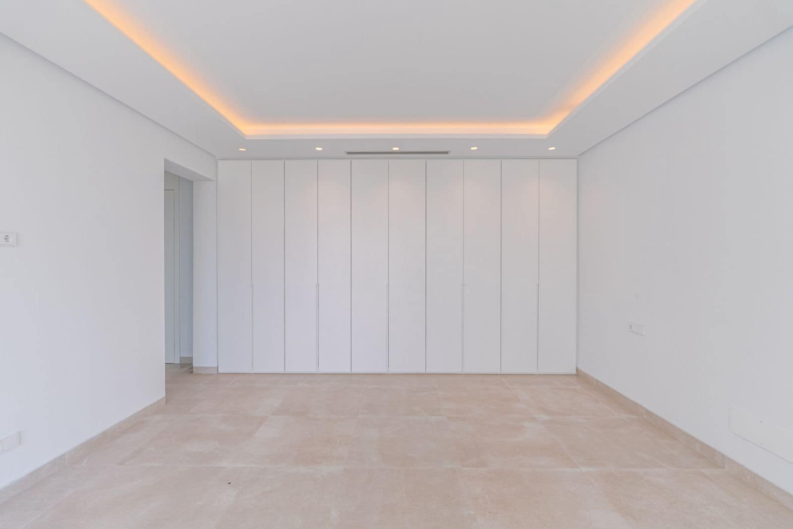 4 bedroom Villa for sale in Marbella - € 4,200,000 (Ref: 9456010)