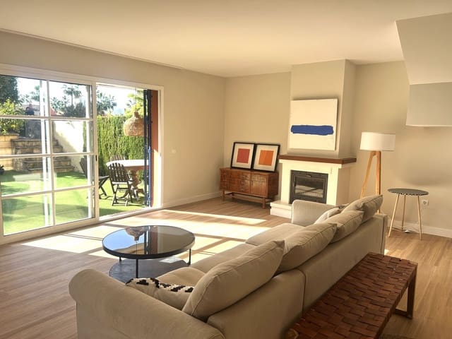 4 bedroom Semi-detached Villa for sale in Atalaya-Isdabe, Estepona - € 690,000 (Ref: 9456011)