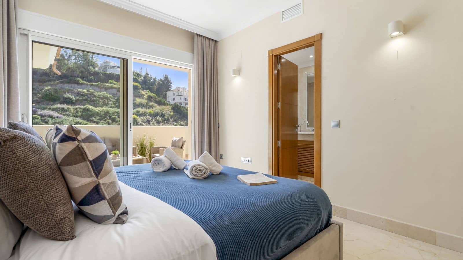 Apartamento de 2 habitaciones en Nueva Andalucia en venta - 575.000 € (Ref: 9456014)