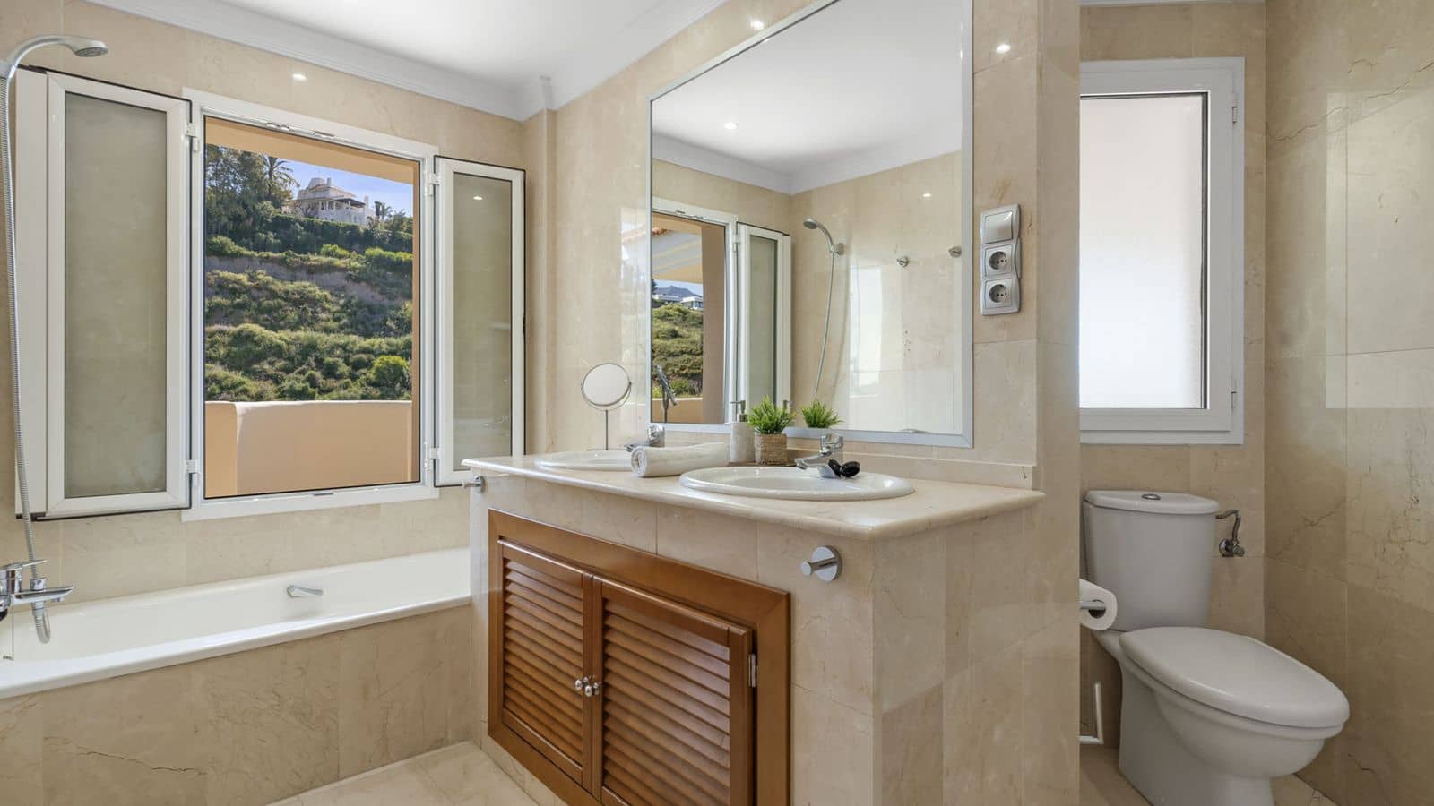 Apartamento de 2 habitaciones en Nueva Andalucia en venta - 575.000 € (Ref: 9456014)