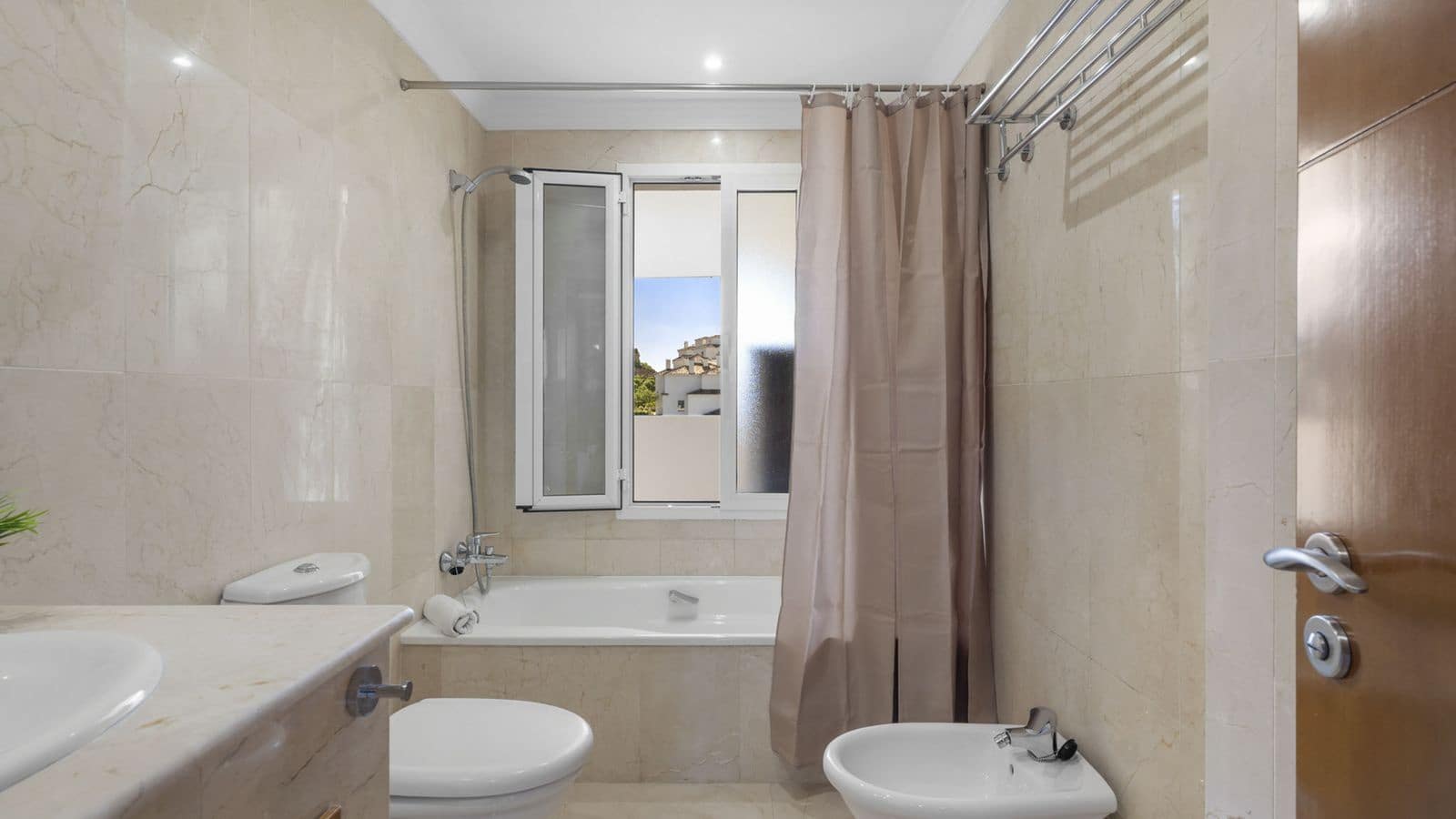 Apartamento de 2 habitaciones en Nueva Andalucia en venta - 575.000 € (Ref: 9456014)