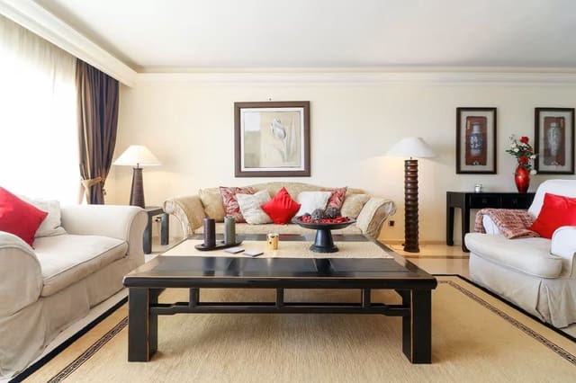 2 soverom Leilighet til salgs i Los Monteros, Marbella - € 1 395 000 (Ref: 9456023)