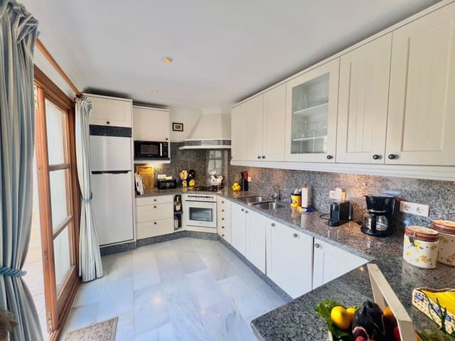 3 quarto Moradia Geminada para venda em New Golden Mile, Estepona - 595 000 € (Ref: 9456026)