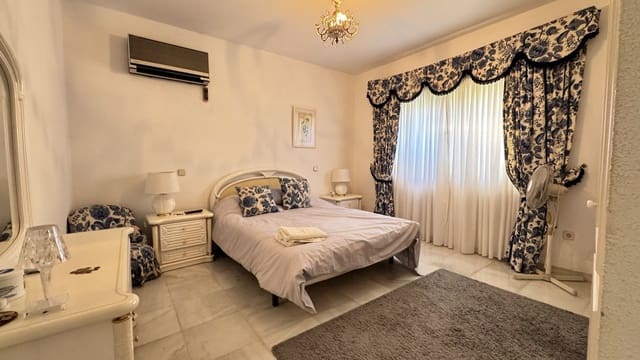 4 soveværelse Villa til salg i El Paraiso, Estepona - € 1.650.000 (Ref: 9456036)