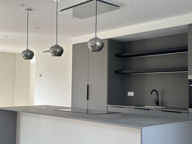 Apartamento de 4 habitaciones en San Pedro de Alcantara, Marbella en venta - 1.270.000 € (Ref: 9456074)