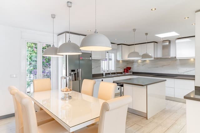 5 soverom Villa til salgs i Estepona - € 1 295 000 (Ref: 9456076)