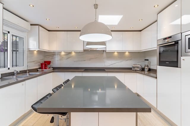 5 soverom Villa til salgs i Estepona - € 1 295 000 (Ref: 9456076)