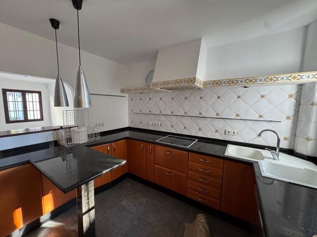 4 makuuhuone Omakotitalo myytävänä paikassa Marbella - 1 050 000 € (Ref: 9456096)