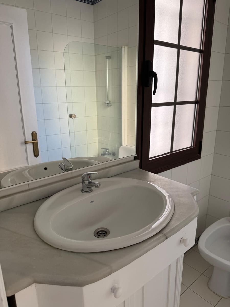 4 makuuhuone Omakotitalo myytävänä paikassa Marbella - 1 050 000 € (Ref: 9456096)