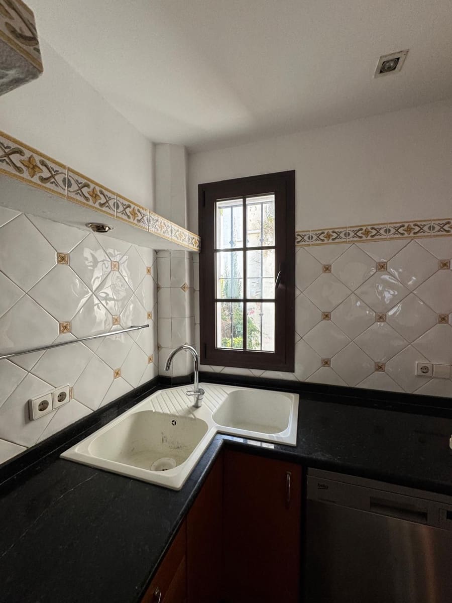 4 makuuhuone Omakotitalo myytävänä paikassa Marbella - 1 050 000 € (Ref: 9456096)