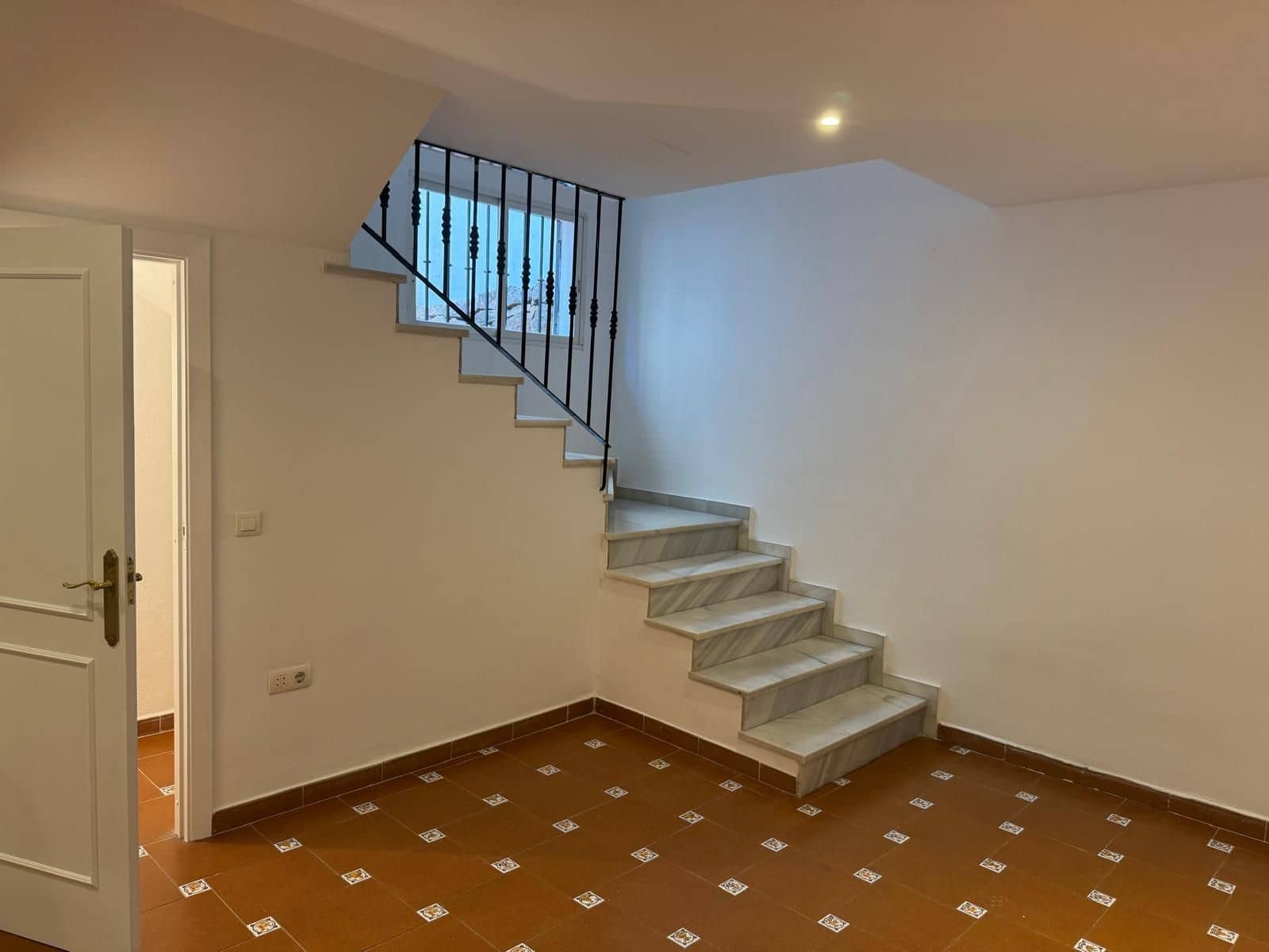 4 makuuhuone Omakotitalo myytävänä paikassa Marbella - 1 050 000 € (Ref: 9456096)