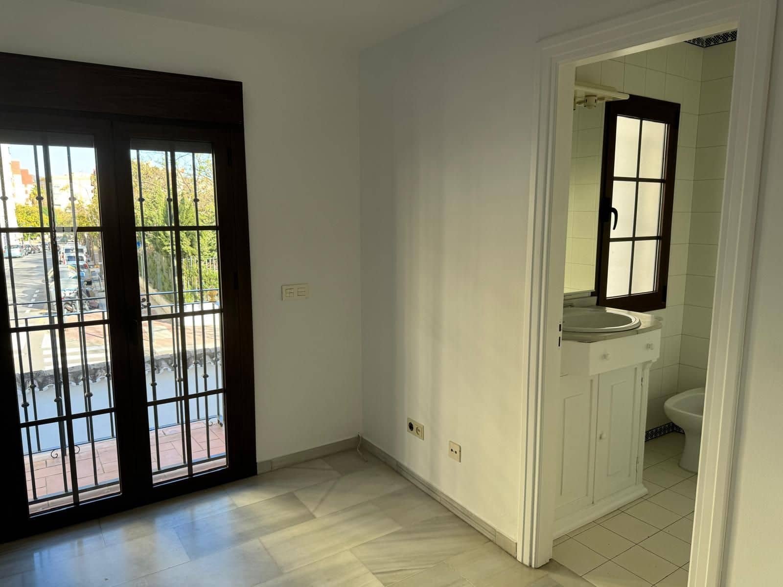 4 makuuhuone Omakotitalo myytävänä paikassa Marbella - 1 050 000 € (Ref: 9456096)