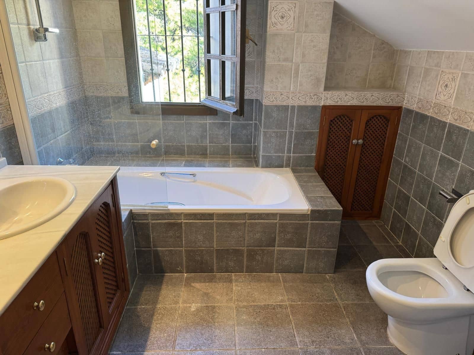 4 makuuhuone Omakotitalo myytävänä paikassa Marbella - 1 050 000 € (Ref: 9456096)