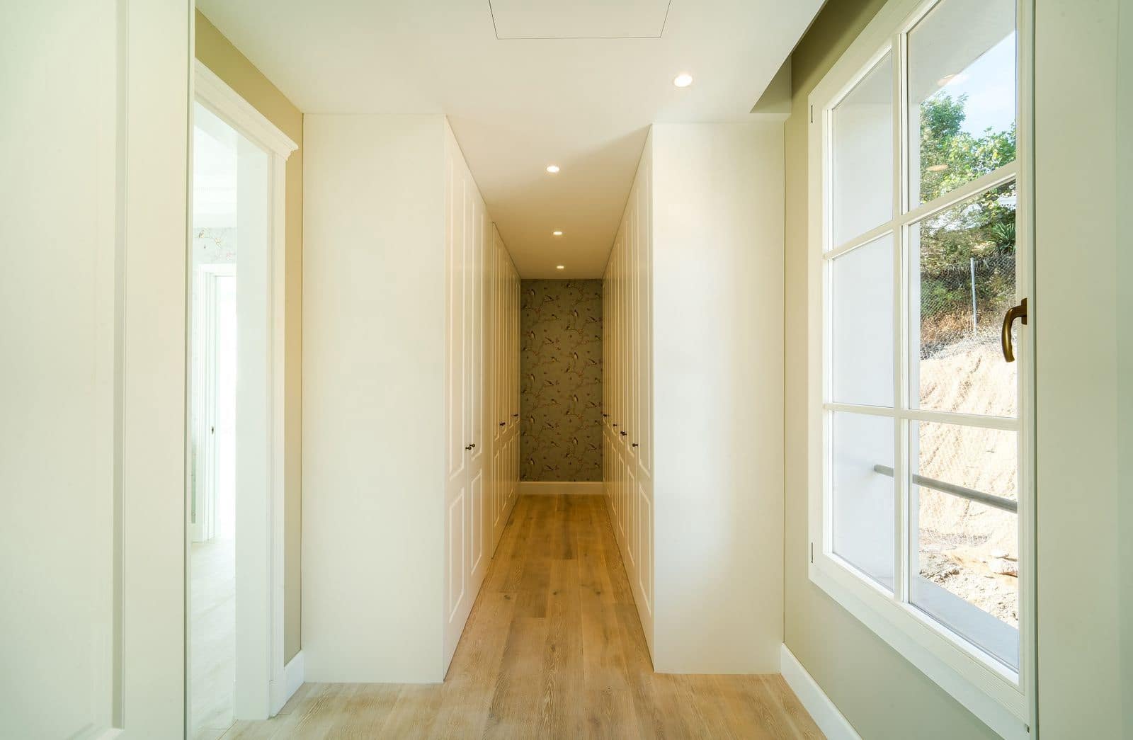 6 bedroom Villa for sale in Benahavis - € 3,700,000 (Ref: 9456103)