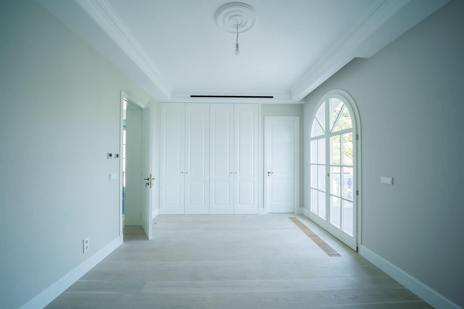 6 bedroom Villa for sale in Benahavis - € 3,700,000 (Ref: 9456103)