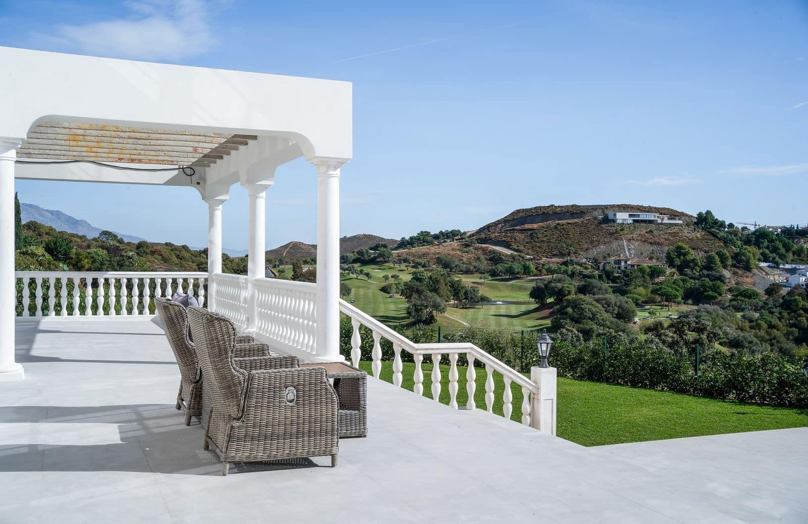 6 bedroom Villa for sale in Benahavis - € 3,700,000 (Ref: 9456103)