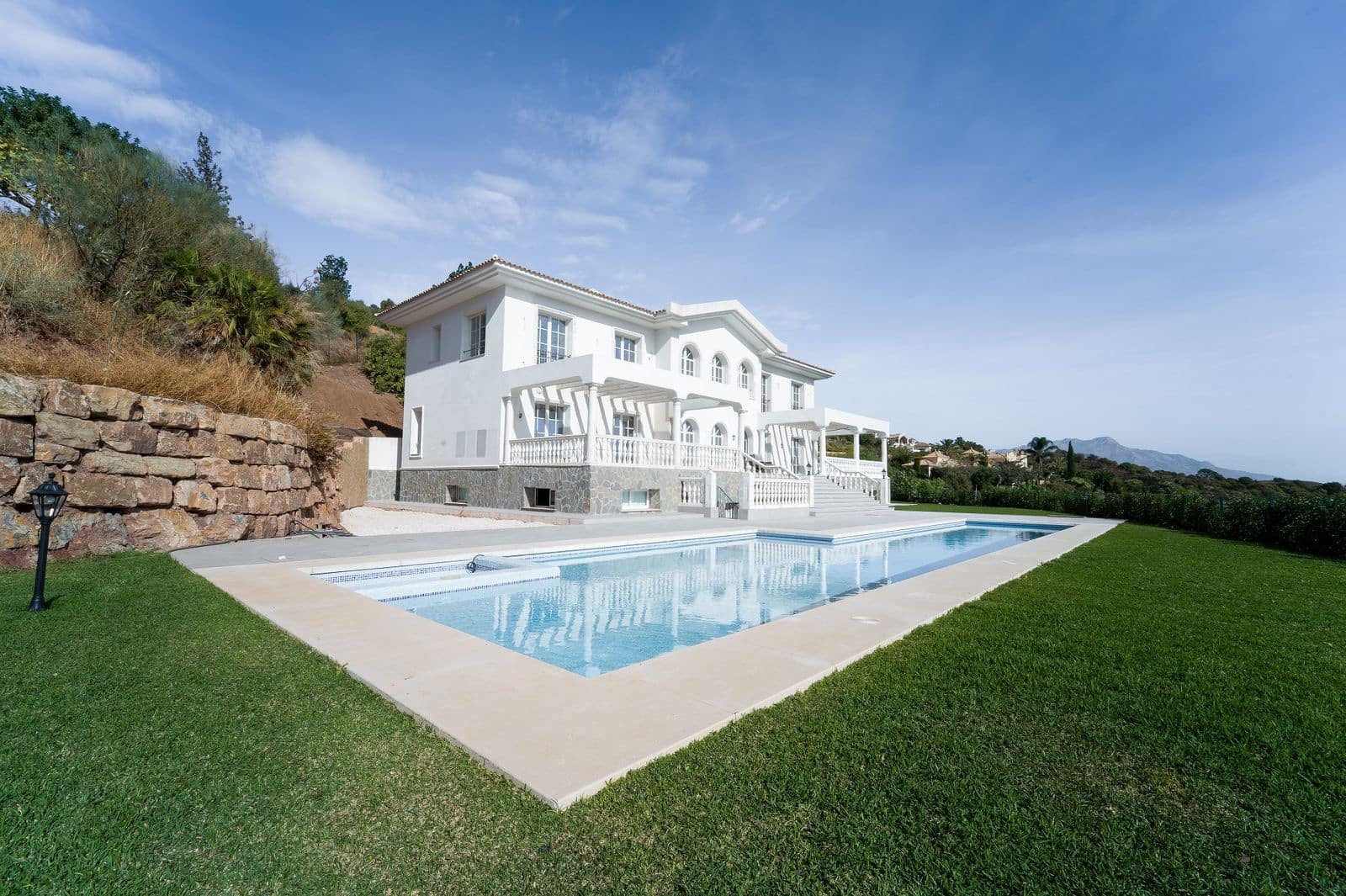 6 bedroom Villa for sale in Benahavis - € 3,700,000 (Ref: 9456103)
