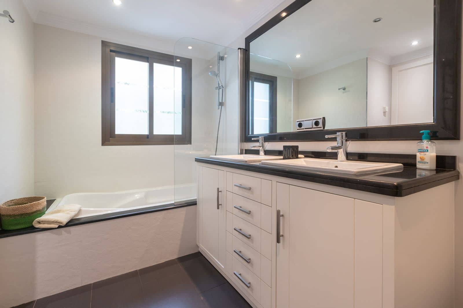 3 bedroom Apartment for sale in Elviria - € 795,000 (Ref: 9456117)