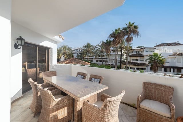 3 bedroom Apartment for sale in Elviria, Marbella - € 795,000 (Ref: 9456117)