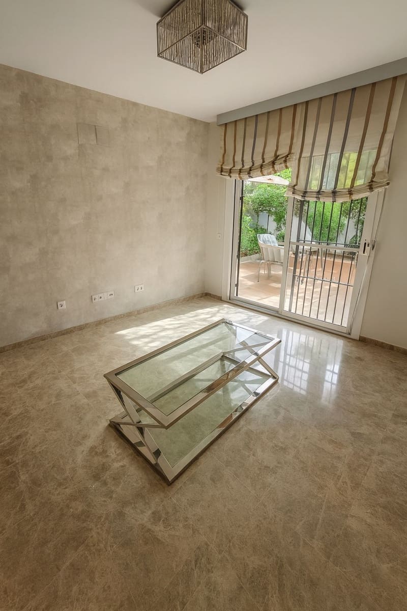 Apartamento de 2 habitaciones en Nueva Andalucia en venta - 570.000 € (Ref: 9468346)