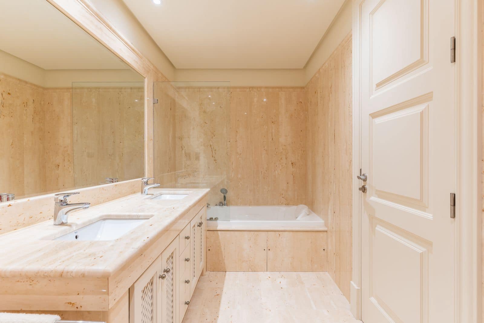 Apartamento de 2 habitaciones en Estepona en venta - 1.400.000 € (Ref: 9468368)