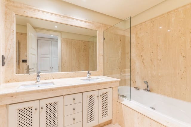 Apartamento de 2 habitaciones en Estepona en venta - 1.400.000 € (Ref: 9468368)