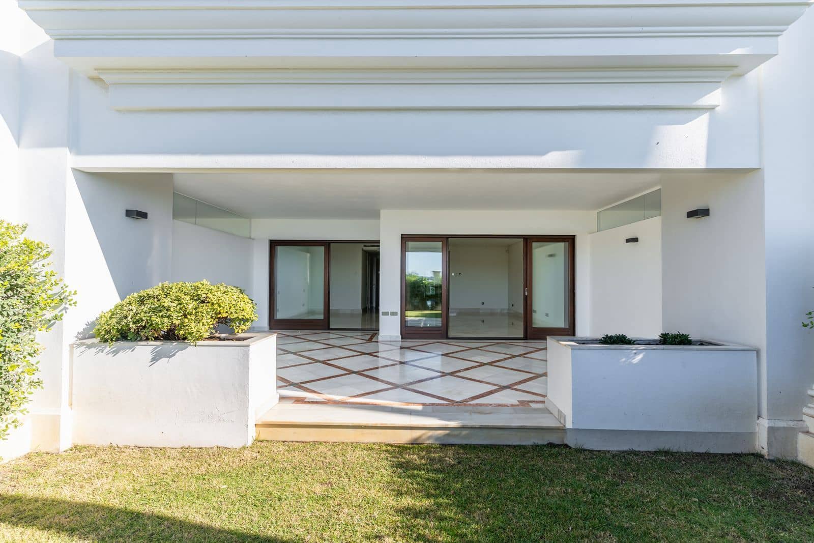 2 bedroom Apartment for sale in Estepona - € 1,400,000 (Ref: 9468377)