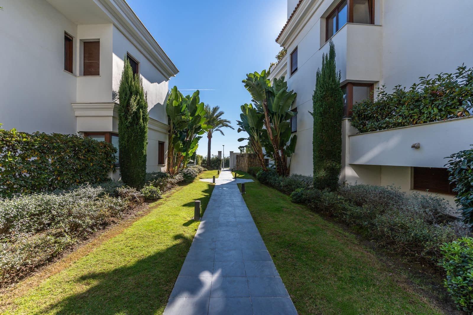 2 bedroom Apartment for sale in Estepona - € 1,400,000 (Ref: 9468377)