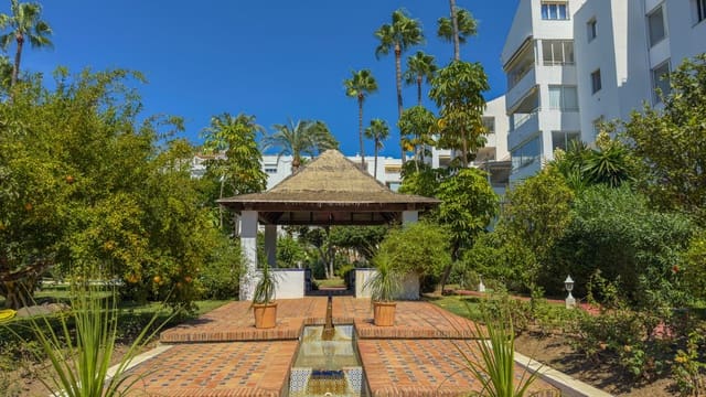 Apartamento de 2 habitaciones en Atalaya-Isdabe, Estepona en venta - 350.000 € (Ref: 9468382)