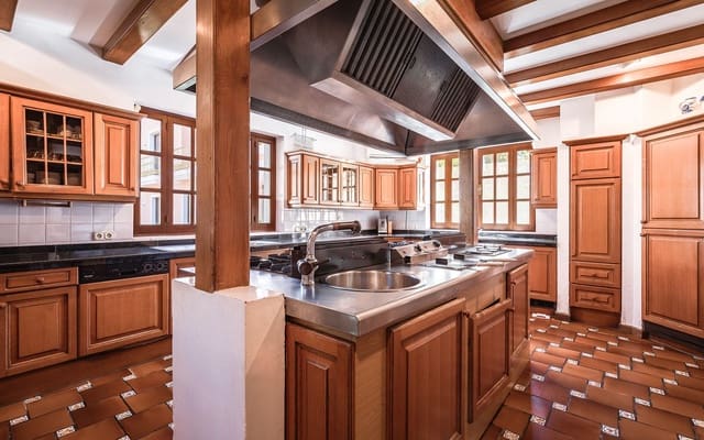 20 bedroom Villa for sale in Golden Mile, Marbella - € 21,000,000 (Ref: 9468390)