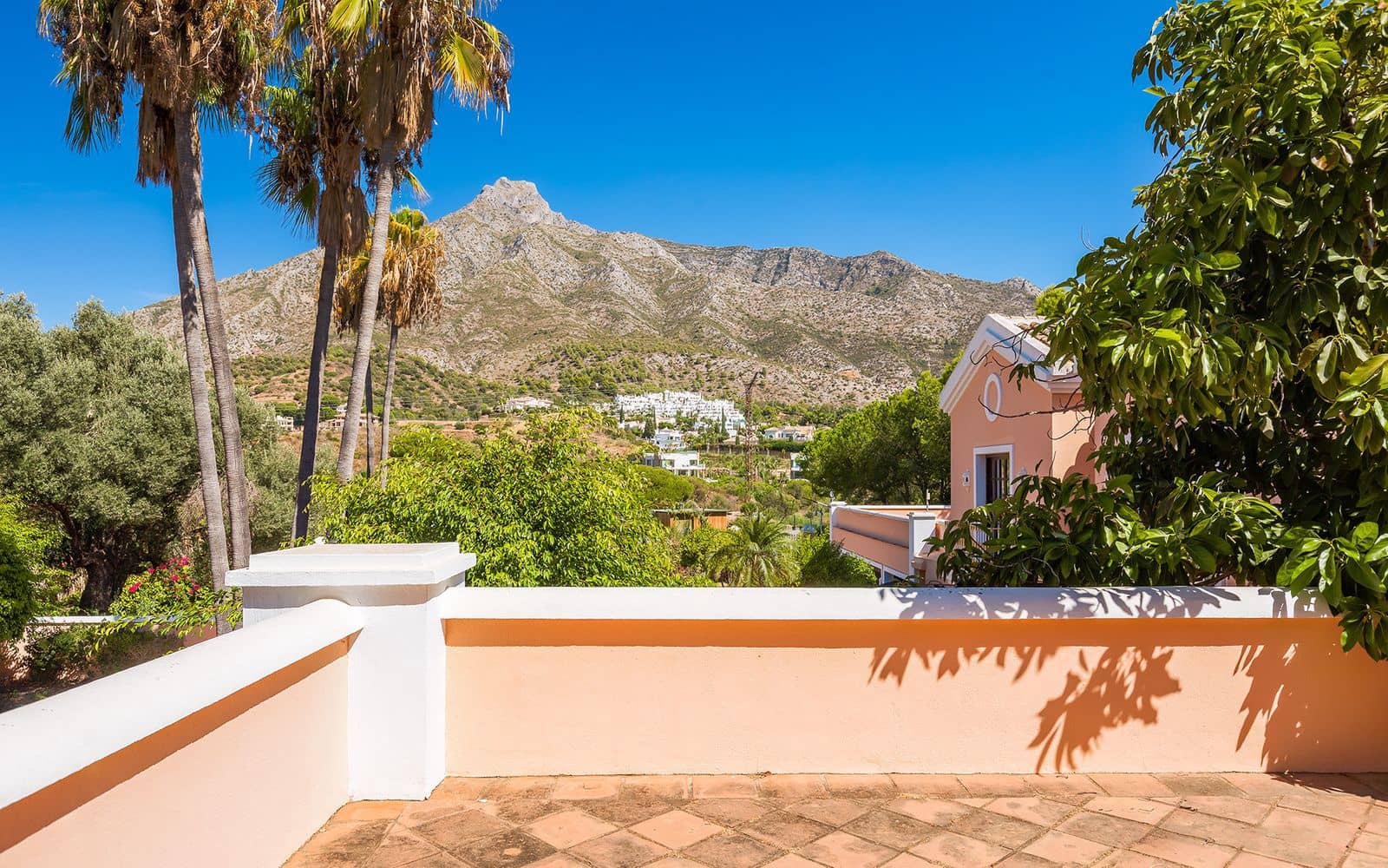 20 bedroom Villa for sale in Golden Mile - € 21,000,000 (Ref: 9468390)