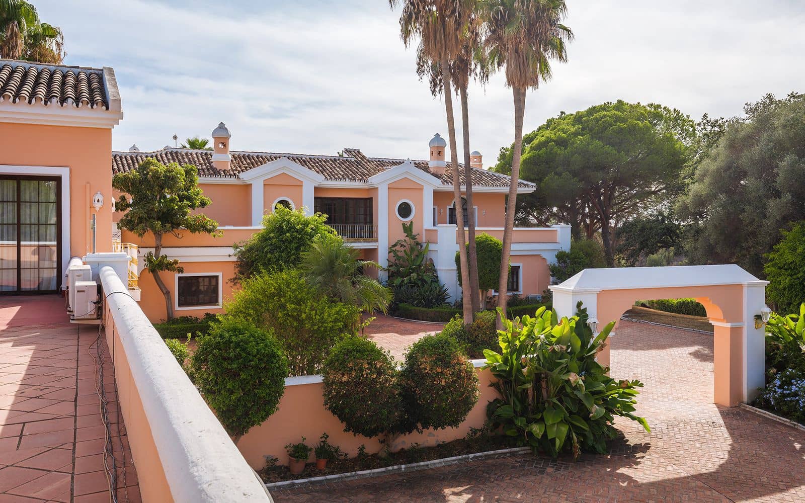 20 bedroom Villa for sale in Golden Mile - € 21,000,000 (Ref: 9468390)