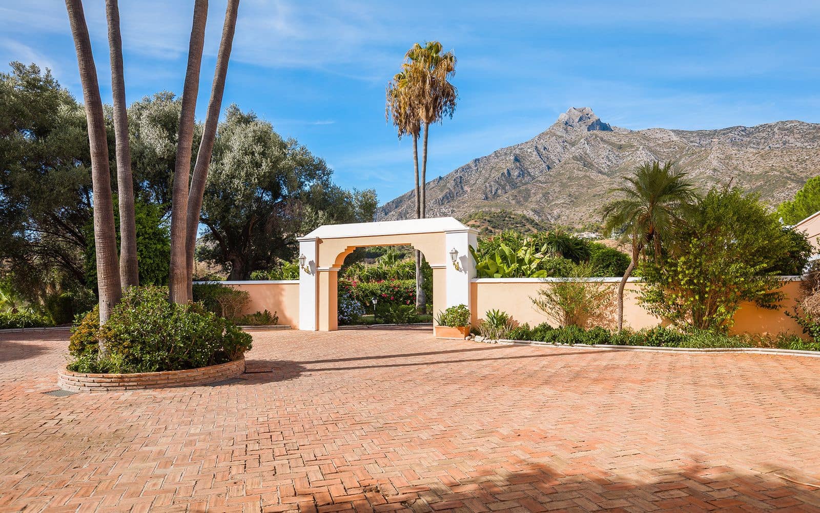 20 bedroom Villa for sale in Golden Mile - € 21,000,000 (Ref: 9468390)