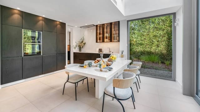 5 bedroom Villa for sale in El Paraiso, Estepona - € 2,595,000 (Ref: 9468398)