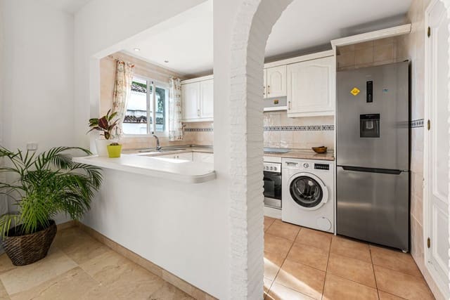 2 bedroom Apartment for sale in Nueva Andalucia, Marbella - € 399,000 (Ref: 9468412)