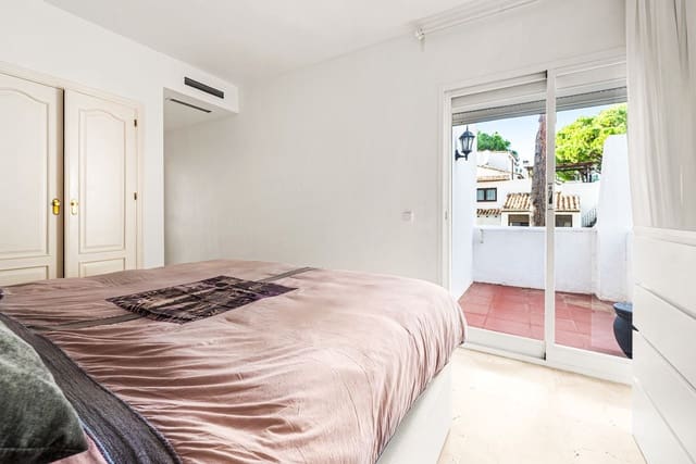 2 bedroom Apartment for sale in Nueva Andalucia, Marbella - € 399,000 (Ref: 9468412)