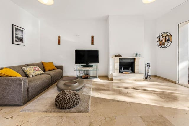 2 bedroom Apartment for sale in Nueva Andalucia, Marbella - € 399,000 (Ref: 9468412)