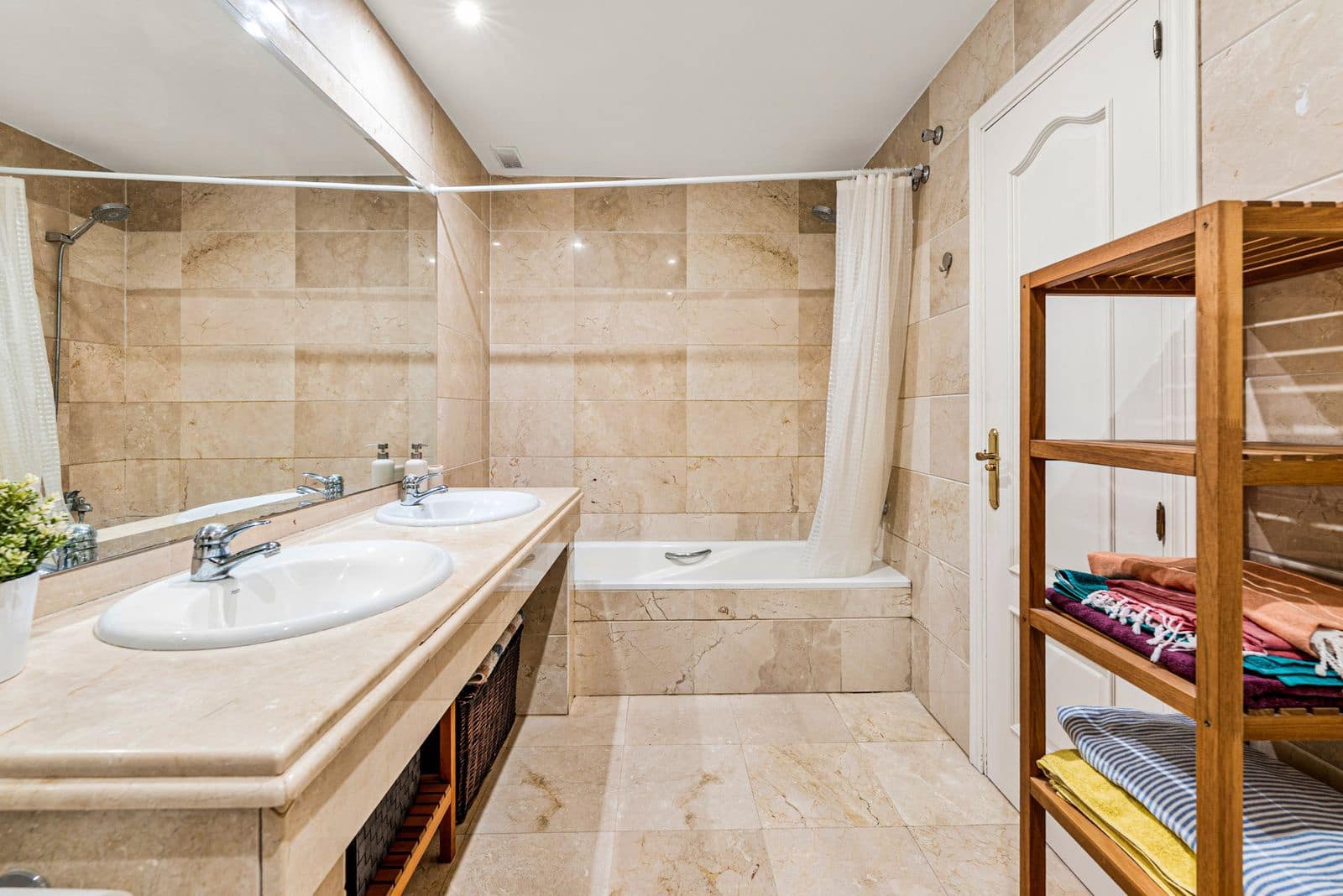 2 bedroom Apartment for sale in Nueva Andalucia - € 399,000 (Ref: 9468412)