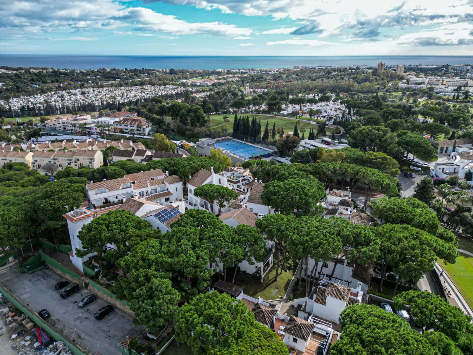 2 bedroom Apartment for sale in Nueva Andalucia - € 399,000 (Ref: 9468412)