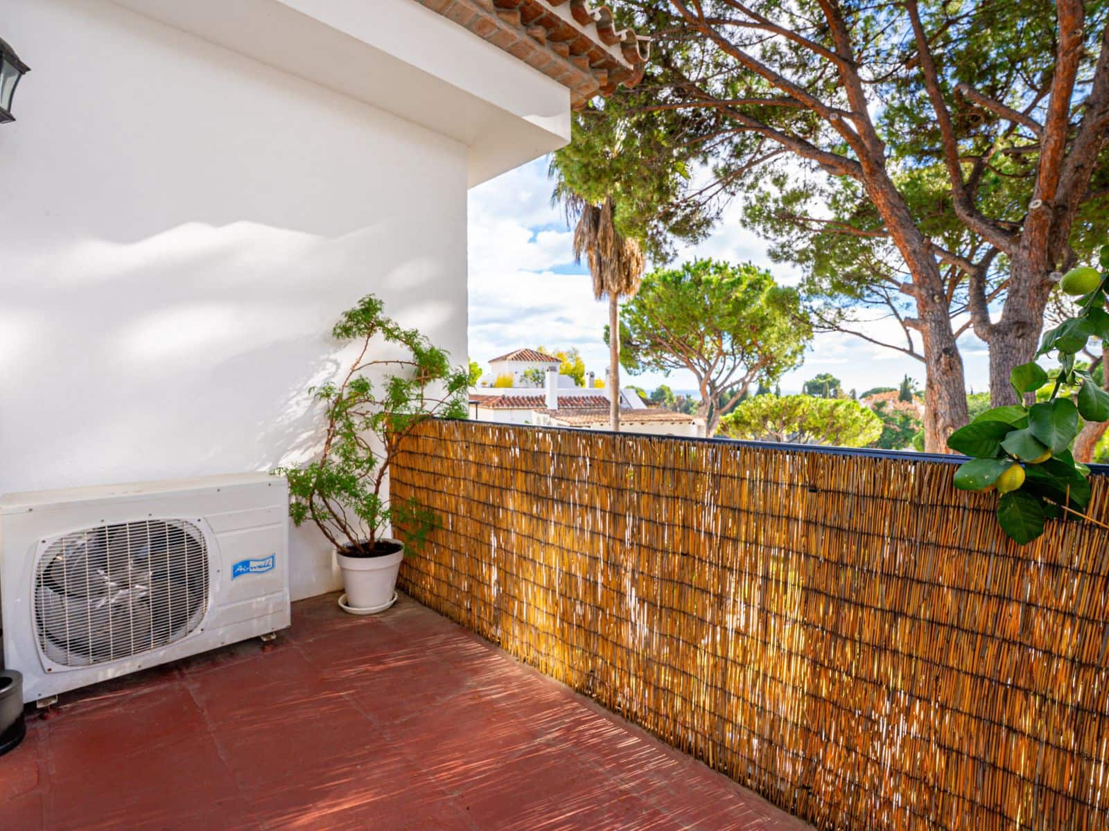2 bedroom Apartment for sale in Nueva Andalucia - € 399,000 (Ref: 9468412)
