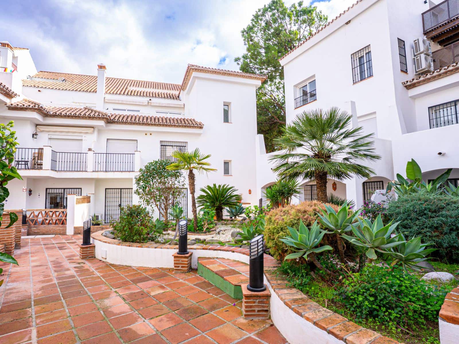 2 bedroom Apartment for sale in Nueva Andalucia - € 399,000 (Ref: 9468412)