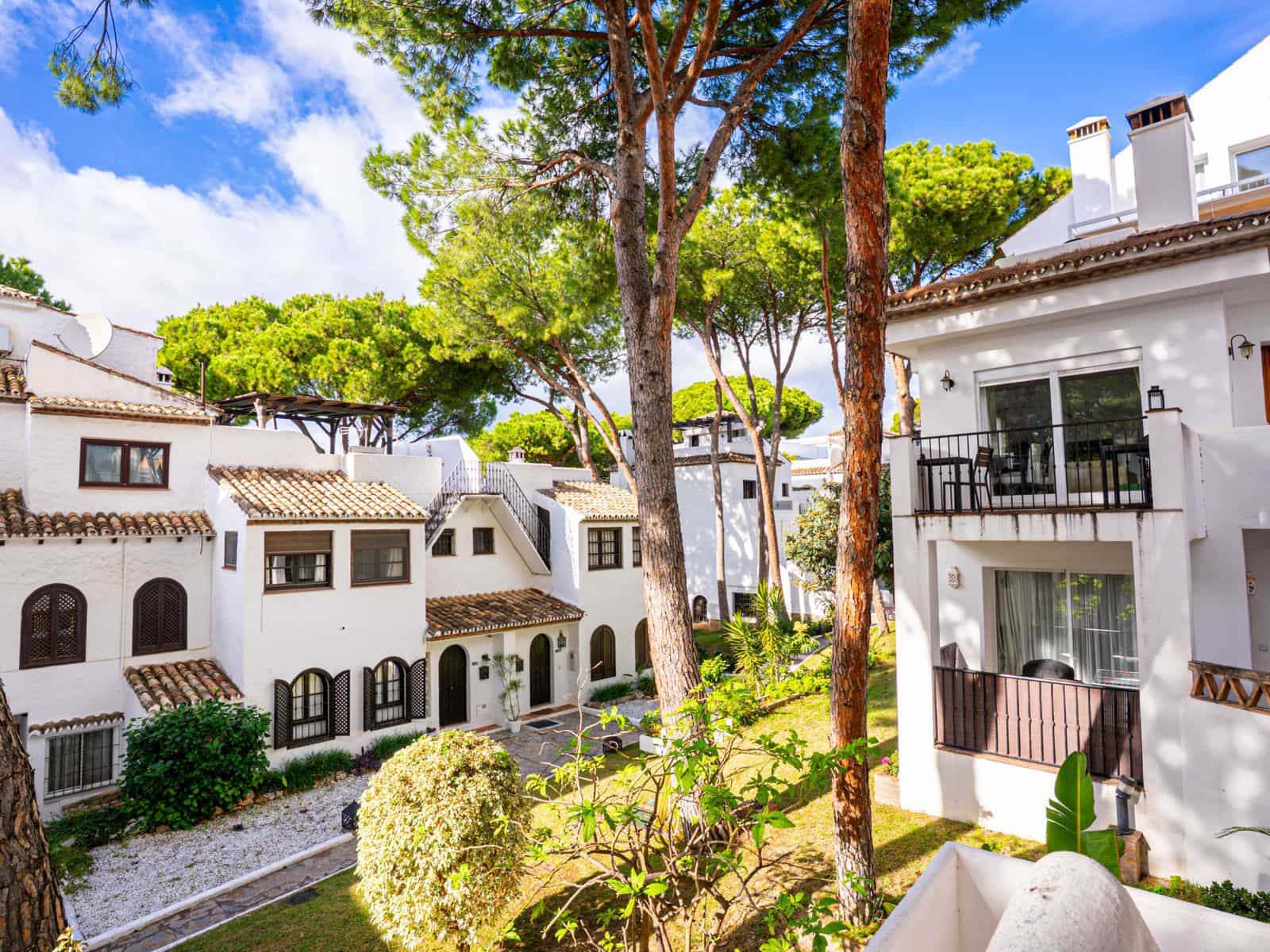 2 bedroom Apartment for sale in Nueva Andalucia - € 399,000 (Ref: 9468412)