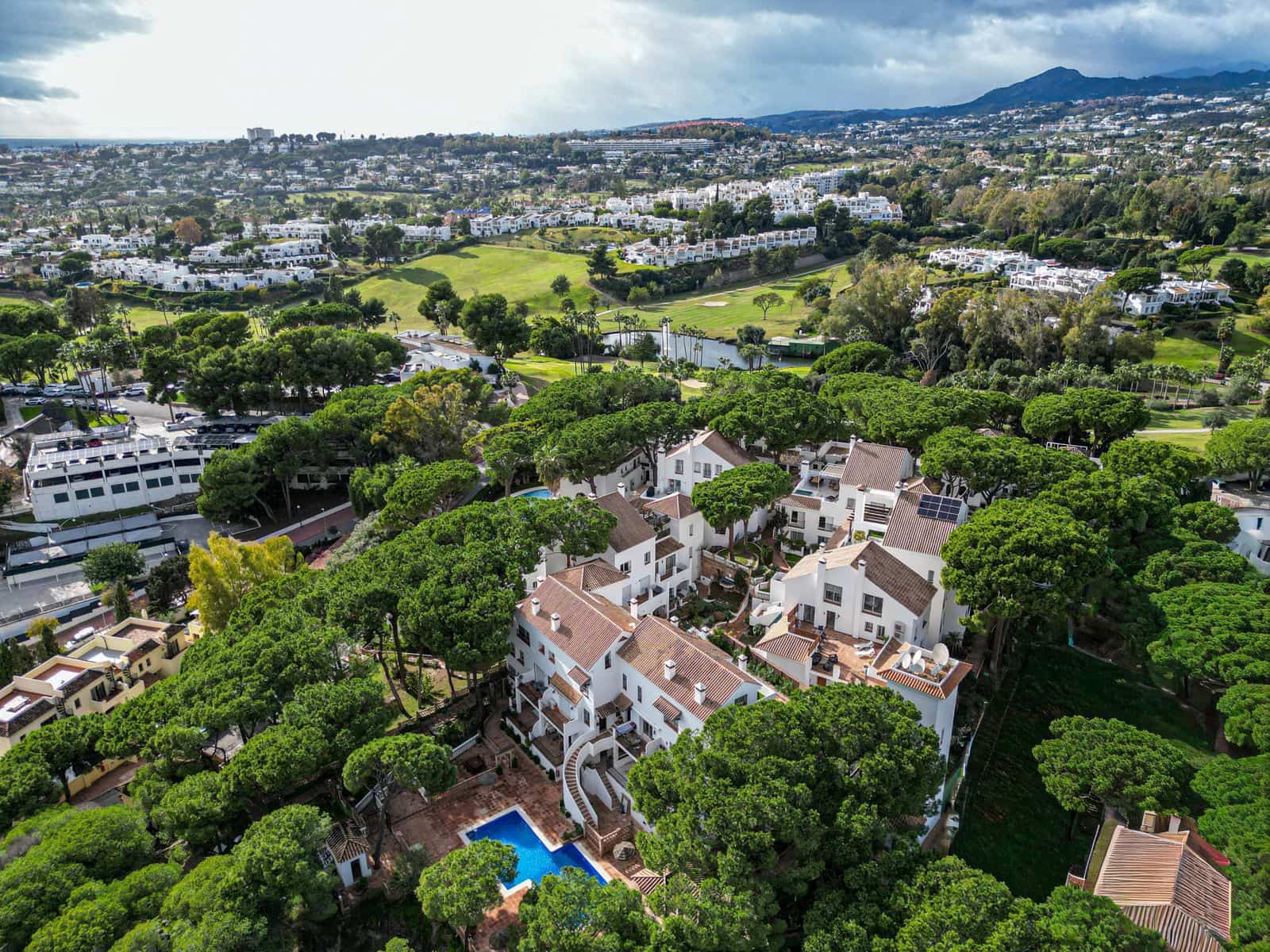 2 bedroom Apartment for sale in Nueva Andalucia - € 399,000 (Ref: 9468412)