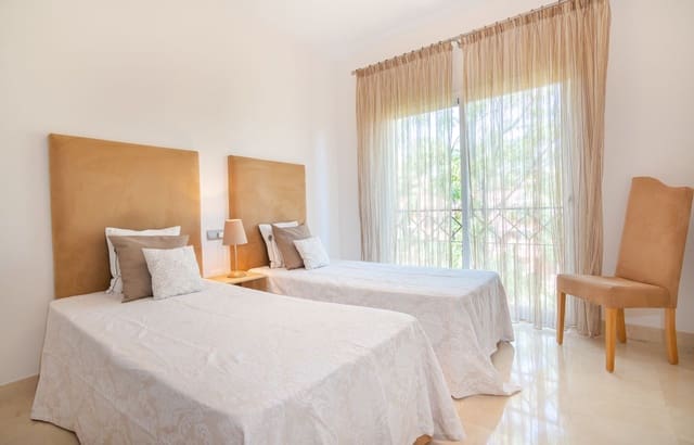 Ático de 3 habitaciones en Bel-Air, Estepona en venta - 448.000 € (Ref: 9468535)