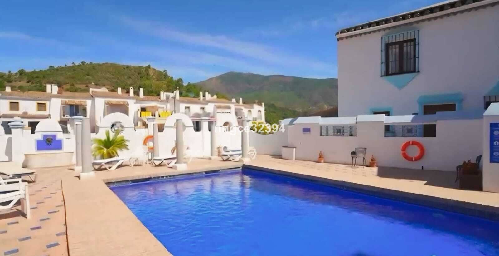 Chalet de 4 habitaciones en Benahavís en venta - 880.000 € (Ref: 9472833)