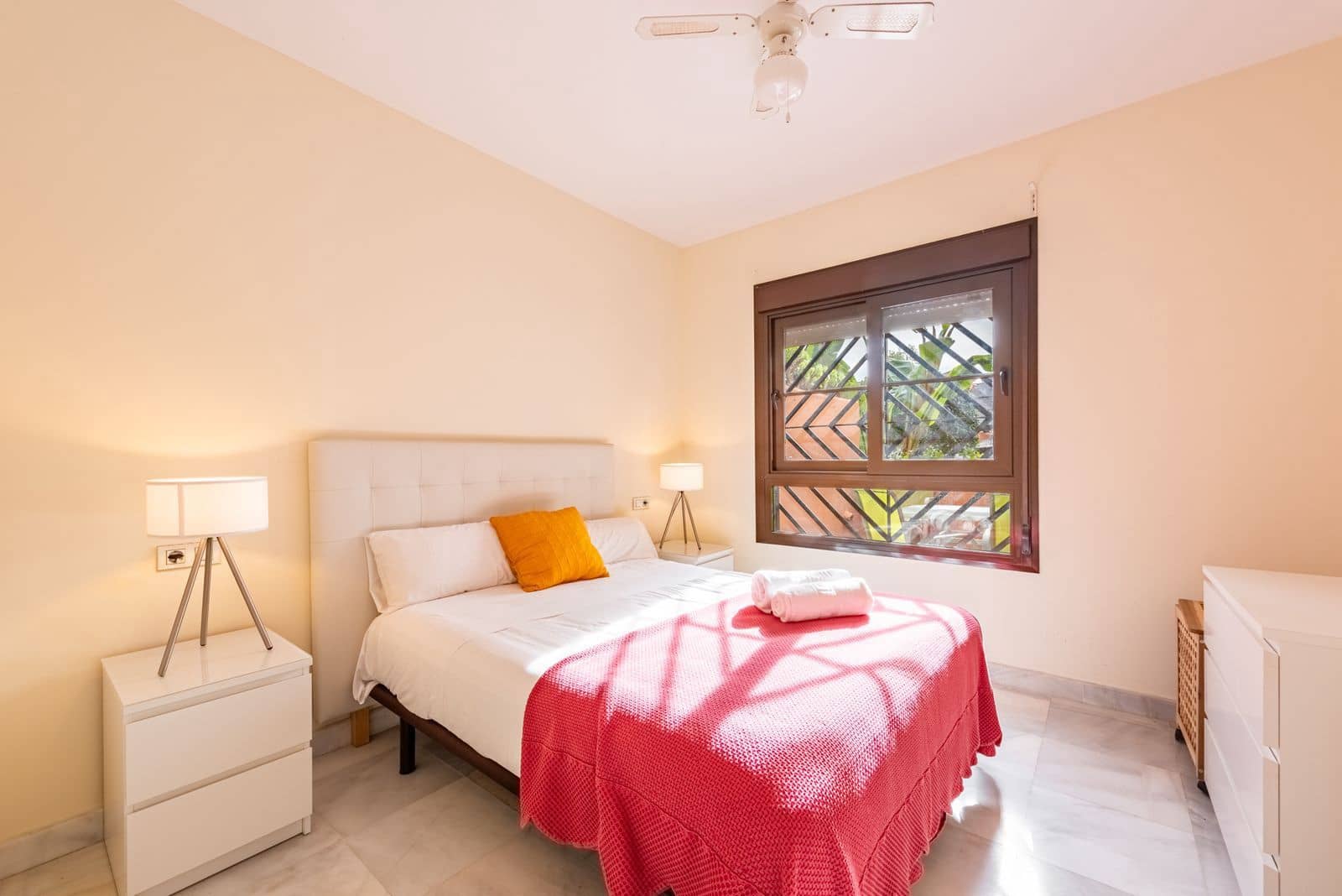 2 bedroom Apartment for sale in Estepona - € 438,000 (Ref: 9472845)