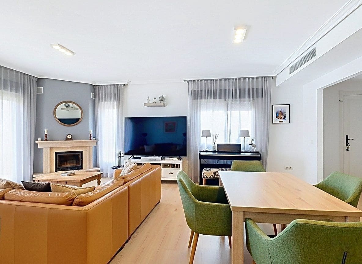 2 slaapkamer Halfvrijstaande villa te koop in Estepona - € 777.000 (Ref: 9472860)